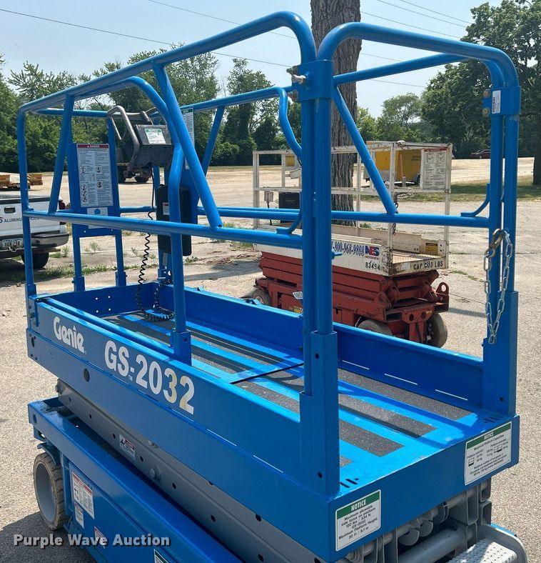 image for item DR4718 2000 Genie GS-2032  scissor lift