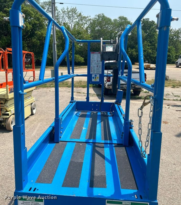 image for item DR4718 2000 Genie GS-2032  scissor lift
