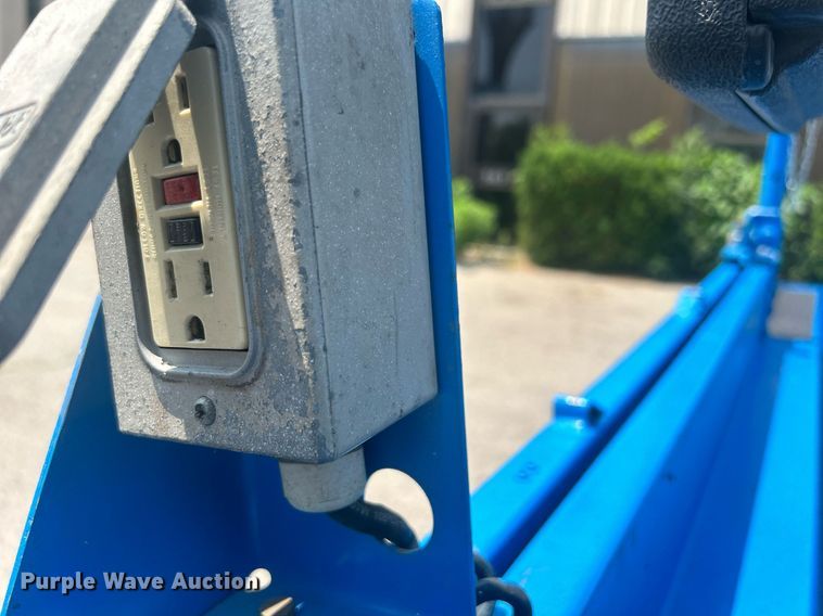 image for item DR4718 2000 Genie GS-2032  scissor lift