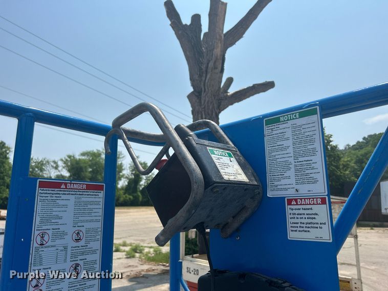 image for item DR4718 2000 Genie GS-2032  scissor lift