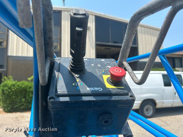 image for item DR4718 2000 Genie GS-2032  scissor lift