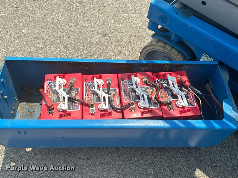 image for item DR4718 2000 Genie GS-2032  scissor lift