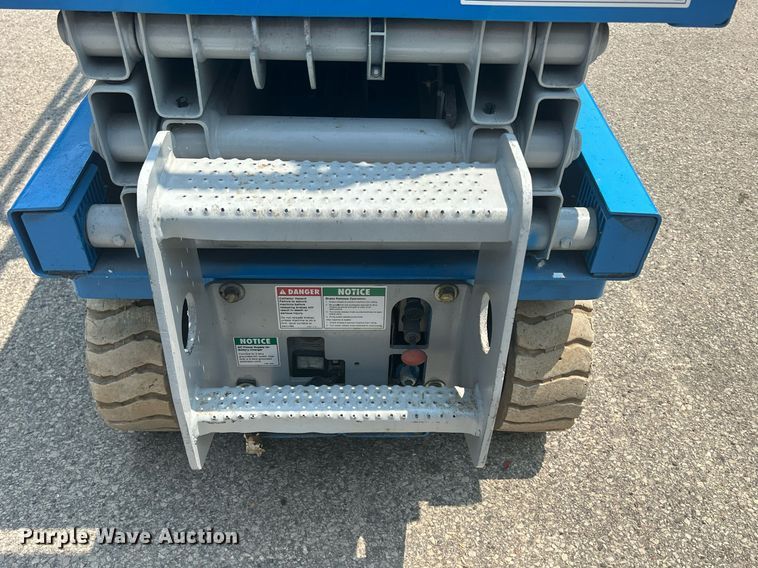 image for item DR4718 2000 Genie GS-2032  scissor lift
