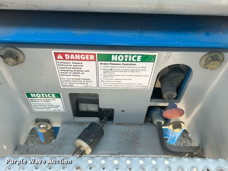 image for item DR4718 2000 Genie GS-2032  scissor lift