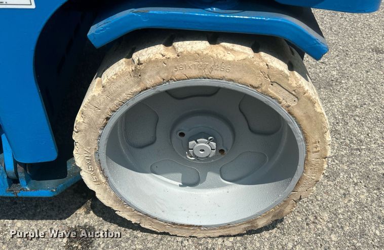 image for item DR4718 2000 Genie GS-2032  scissor lift