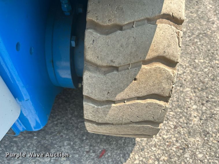 image for item DR4718 2000 Genie GS-2032  scissor lift