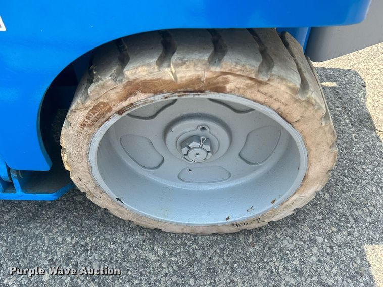 image for item DR4718 2000 Genie GS-2032  scissor lift