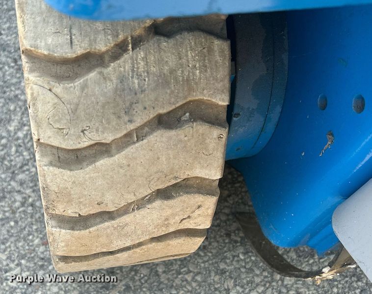 image for item DR4718 2000 Genie GS-2032  scissor lift