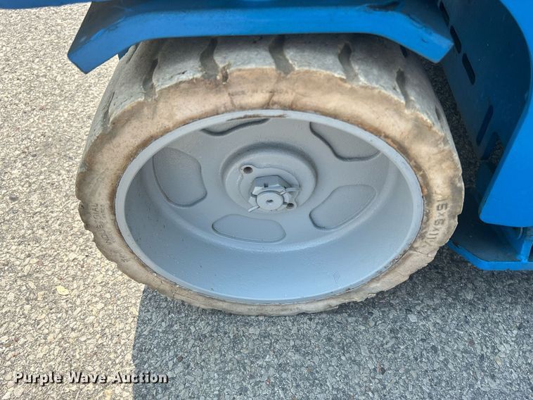 image for item DR4718 2000 Genie GS-2032  scissor lift