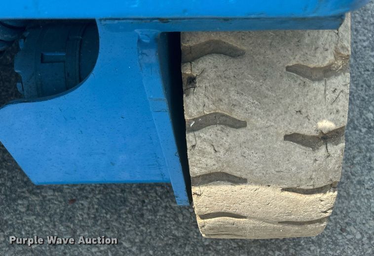 image for item DR4718 2000 Genie GS-2032  scissor lift