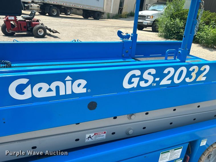 image for item DR4718 2000 Genie GS-2032  scissor lift