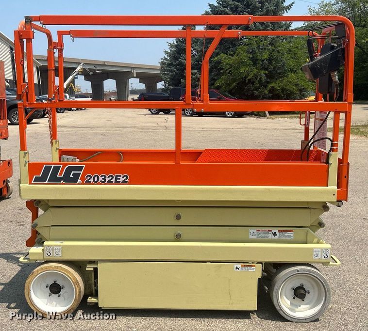 image for item DR4720 JLG 2032E2  scissor lift