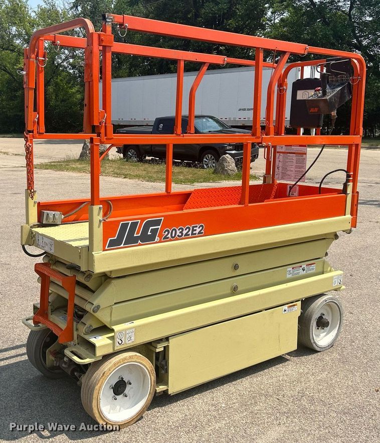image for item DR4720 JLG 2032E2  scissor lift