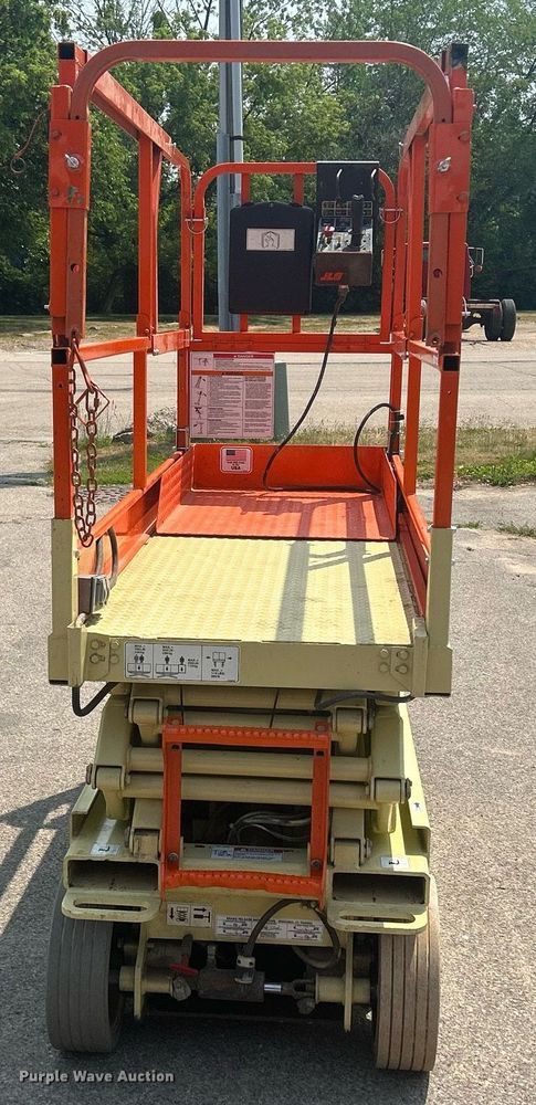 image for item DR4720 JLG 2032E2  scissor lift