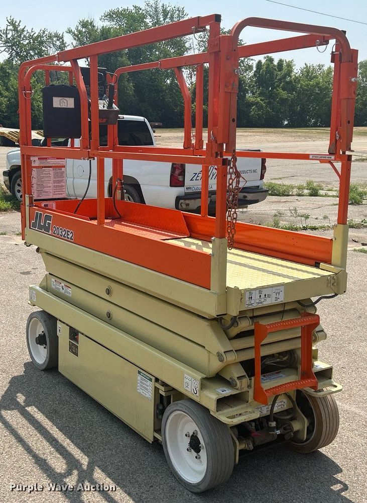 image for item DR4720 JLG 2032E2  scissor lift