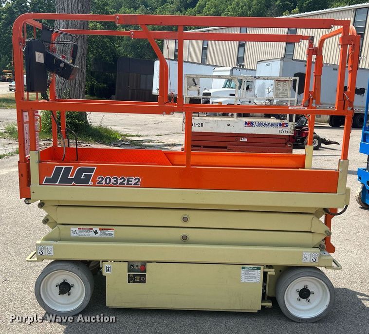 image for item DR4720 JLG 2032E2  scissor lift
