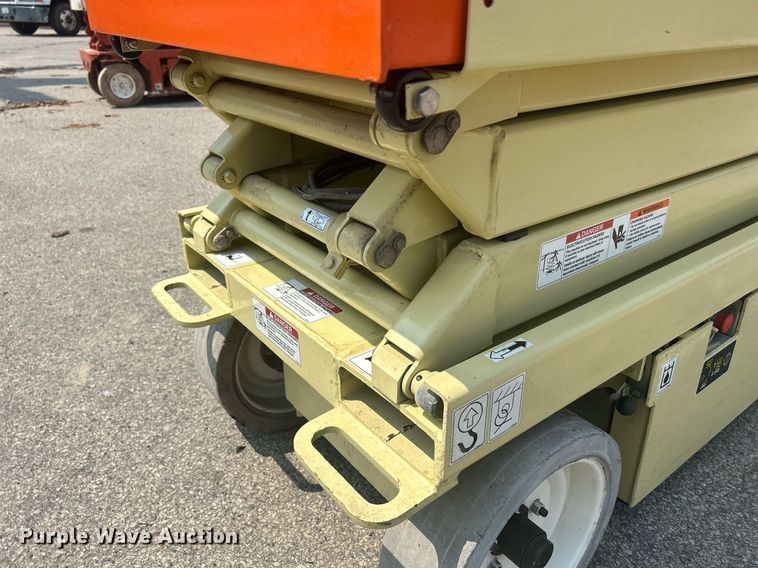 image for item DR4720 JLG 2032E2  scissor lift
