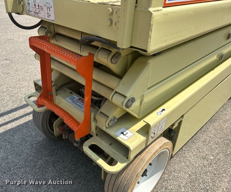 image for item DR4720 JLG 2032E2  scissor lift