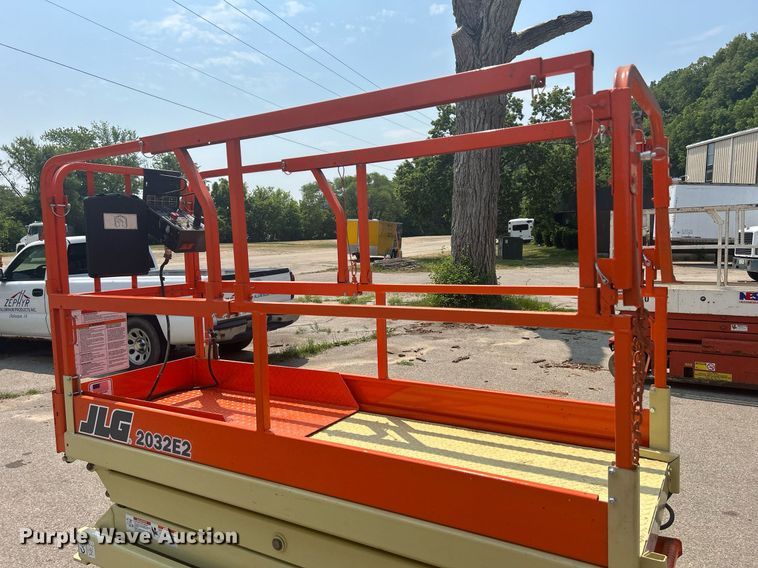 image for item DR4720 JLG 2032E2  scissor lift