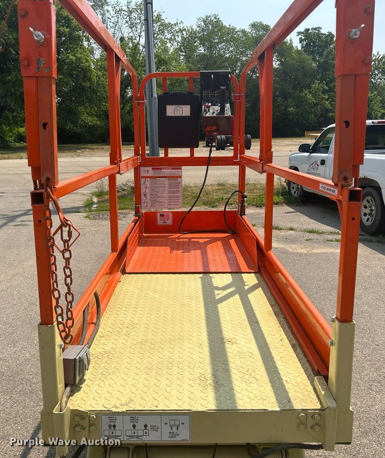 image for item DR4720 JLG 2032E2  scissor lift