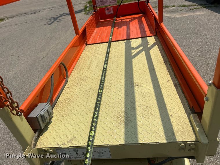 image for item DR4720 JLG 2032E2  scissor lift