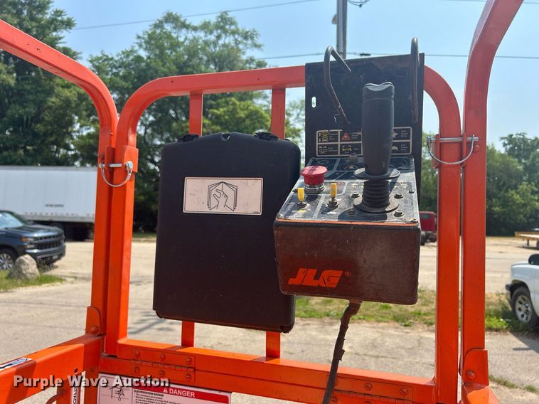 image for item DR4720 JLG 2032E2  scissor lift