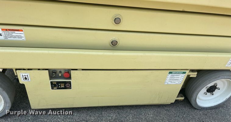 image for item DR4720 JLG 2032E2  scissor lift