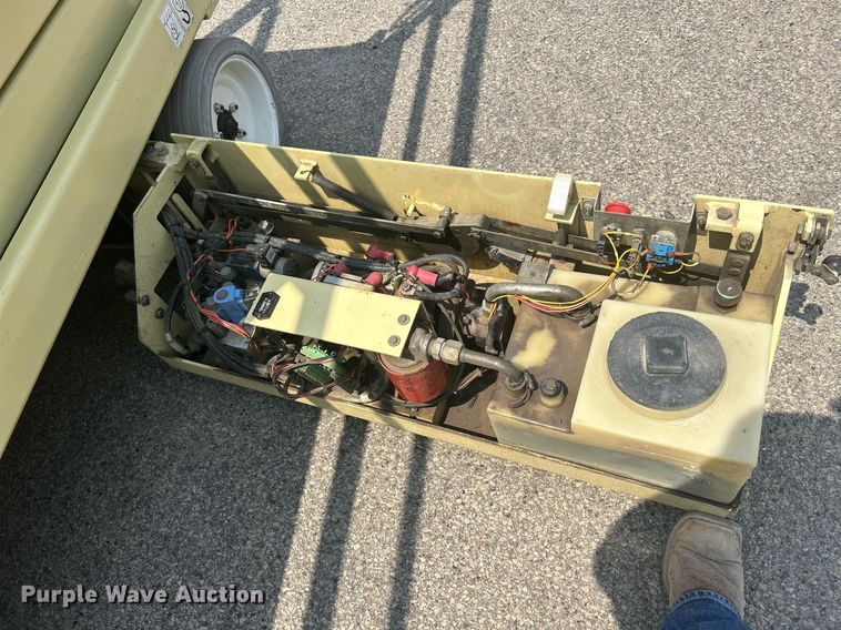 image for item DR4720 JLG 2032E2  scissor lift