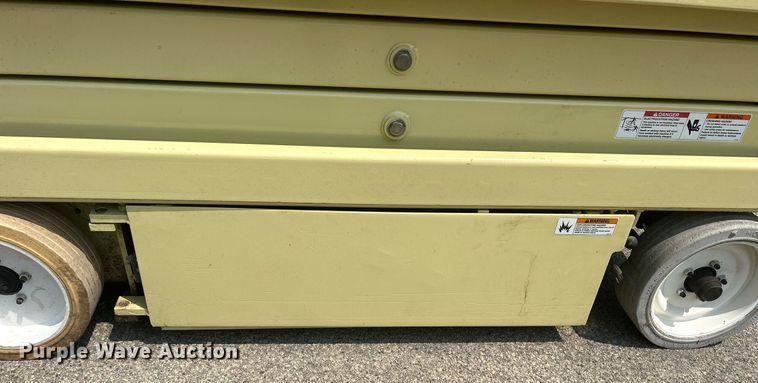 image for item DR4720 JLG 2032E2  scissor lift