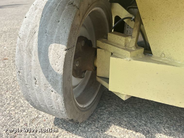 image for item DR4720 JLG 2032E2  scissor lift