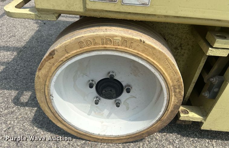 image for item DR4720 JLG 2032E2  scissor lift