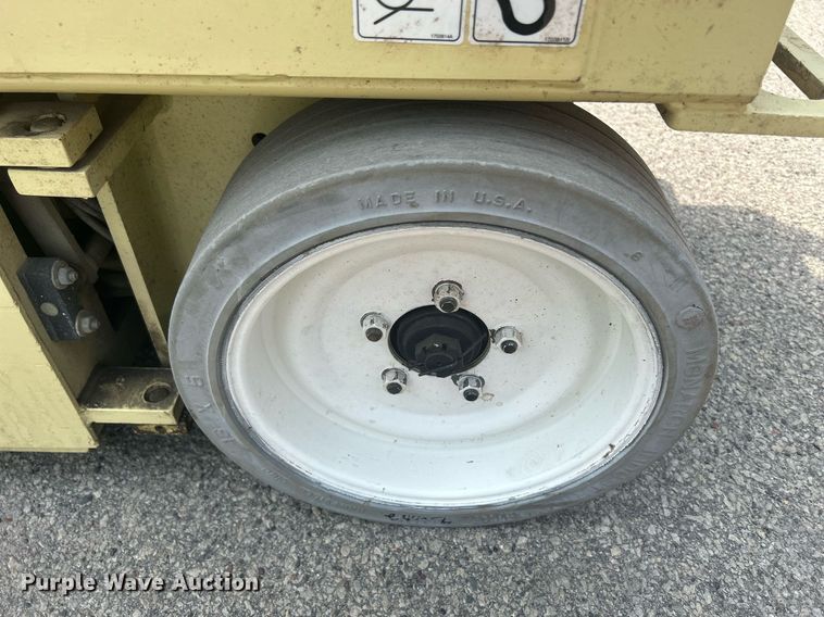 image for item DR4720 JLG 2032E2  scissor lift