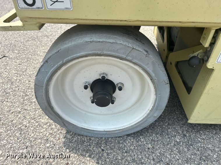 image for item DR4720 JLG 2032E2  scissor lift