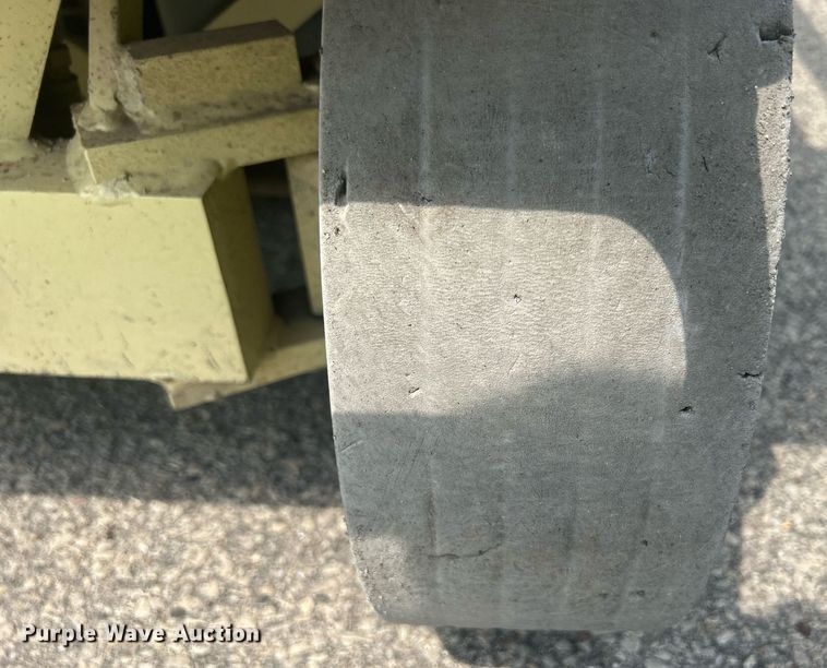 image for item DR4720 JLG 2032E2  scissor lift