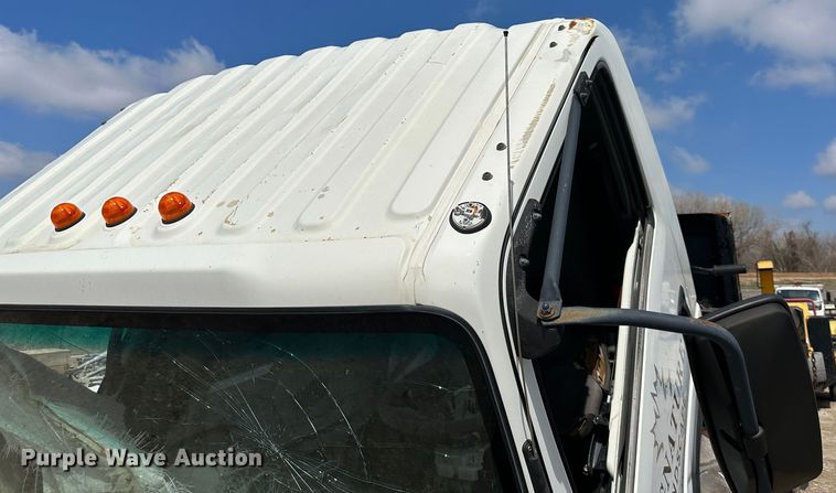 image for item DR5090 2009 Isuzu NQR  dump truck