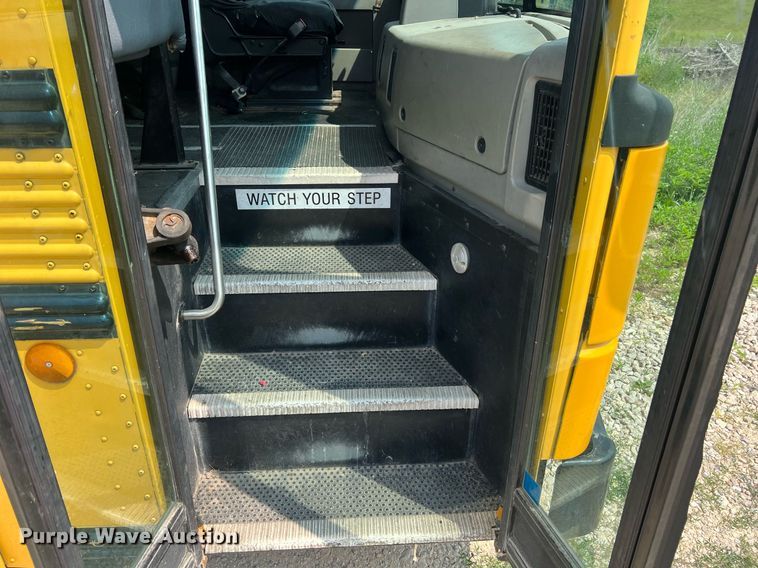 image for item II9162 2003 Thomas Built Saf-T-Liner MVP ER  school bus