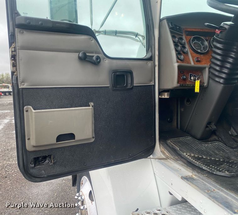 image for item KB9526 2006 Kenworth T300  box truck