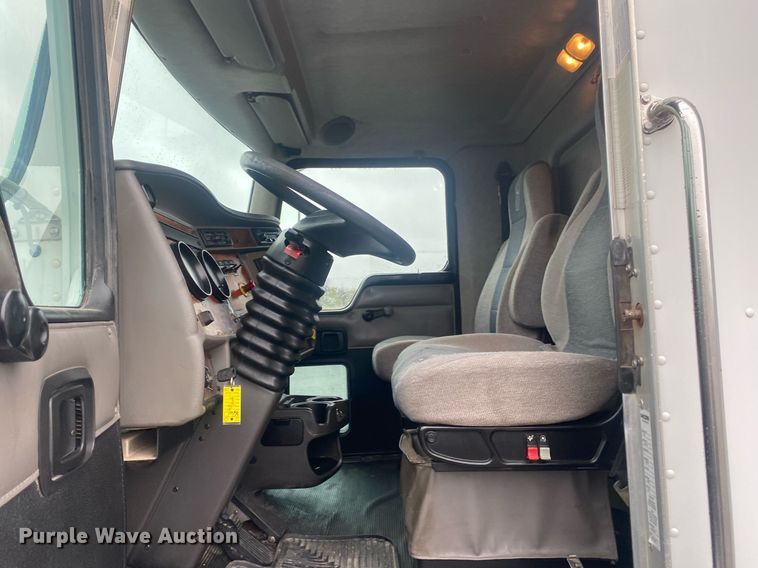 image for item KB9526 2006 Kenworth T300  box truck