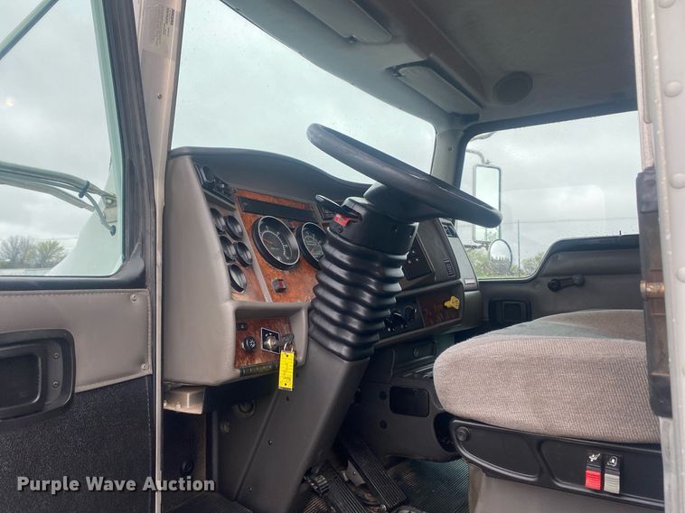 image for item KB9526 2006 Kenworth T300  box truck