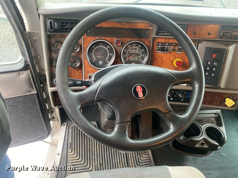 image for item KB9526 2006 Kenworth T300  box truck