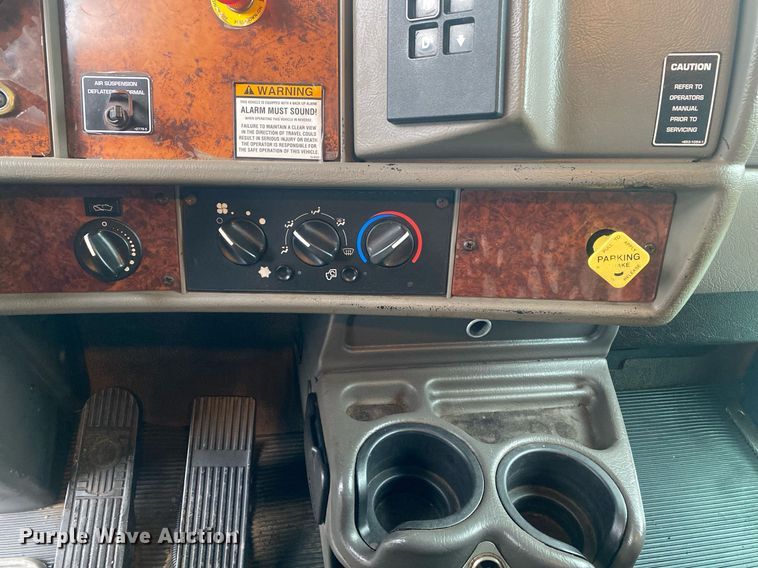 image for item KB9526 2006 Kenworth T300  box truck