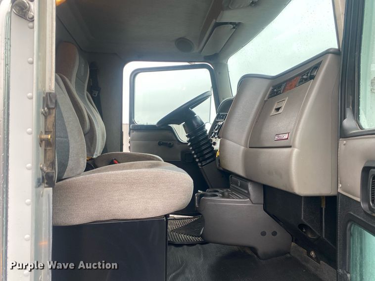 image for item KB9526 2006 Kenworth T300  box truck