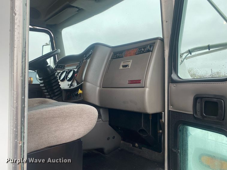 image for item KB9526 2006 Kenworth T300  box truck