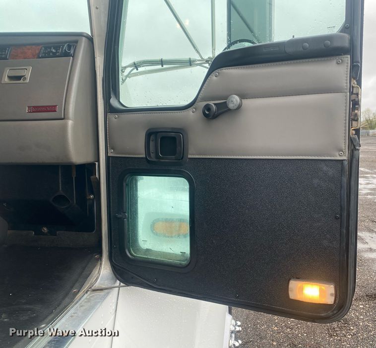 image for item KB9526 2006 Kenworth T300  box truck