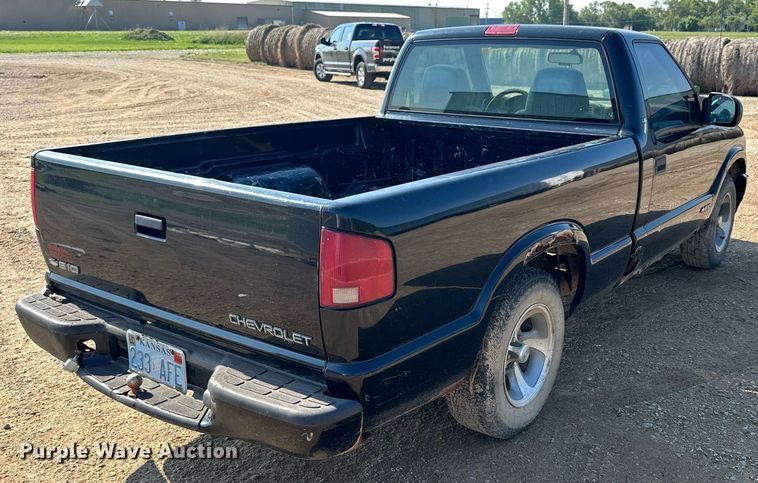 image for item KL9035 1999 Chevrolet S10  pickup truck