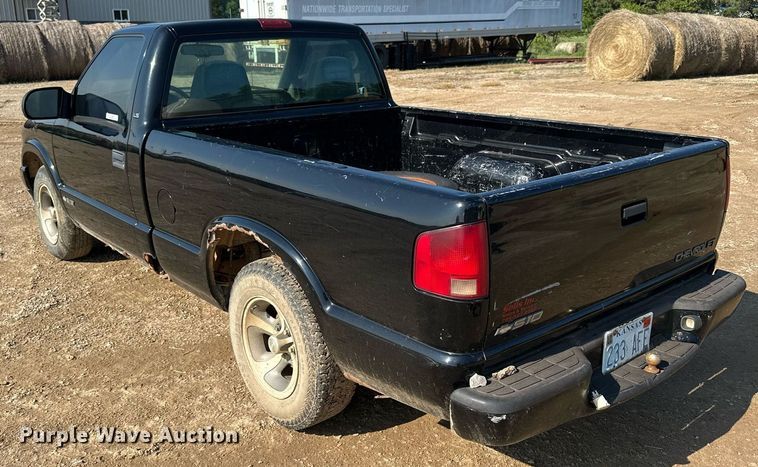 image for item KL9035 1999 Chevrolet S10  pickup truck