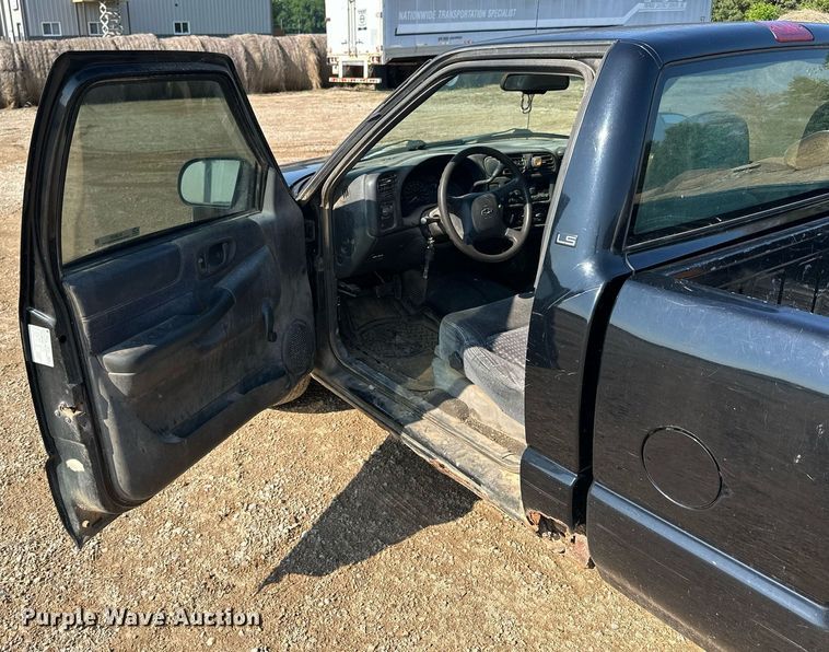 image for item KL9035 1999 Chevrolet S10  pickup truck