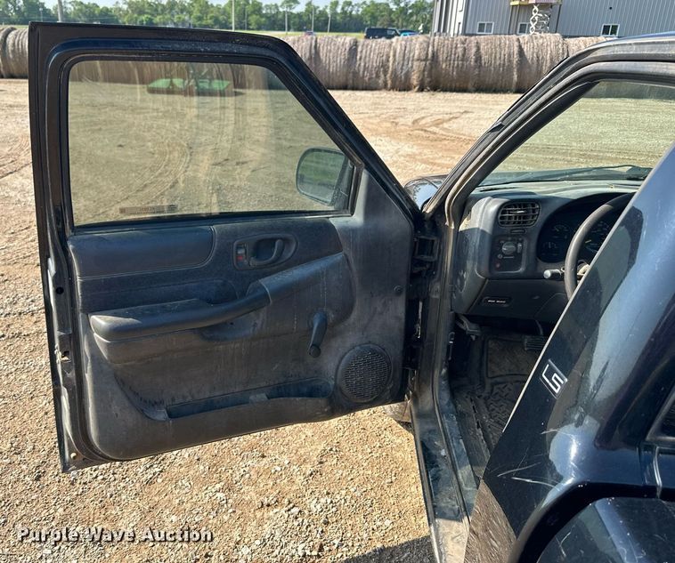 image for item KL9035 1999 Chevrolet S10  pickup truck