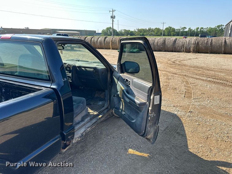 image for item KL9035 1999 Chevrolet S10  pickup truck