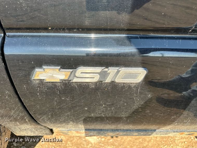image for item KL9035 1999 Chevrolet S10  pickup truck